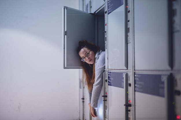 Foto portret van een jonge vrouw die ontspant in een kast