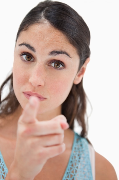 Portret van een jonge vrouw die op de kijker richt