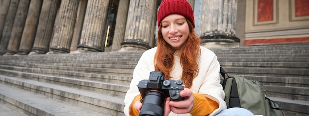 Portret van een jonge vrouw die op de trap zit