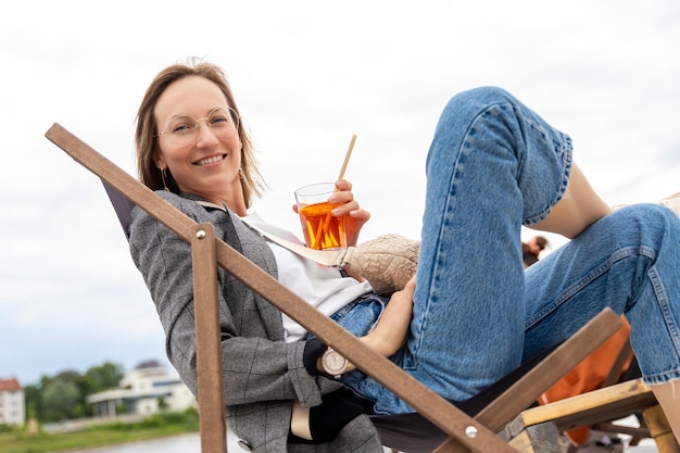 Portret van een jonge vrouw die op een hangmat zit