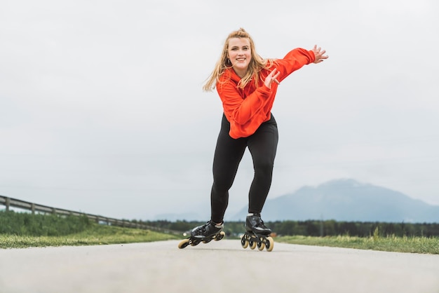 Foto portret van een jonge vrouw die op het veld staat