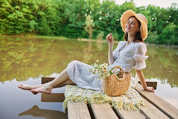 Foto portret van een jonge vrouw die op het veld zit