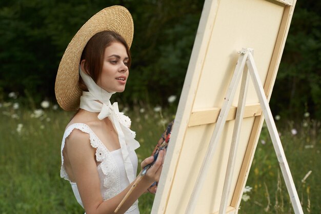 Foto portret van een jonge vrouw die op het veld zit