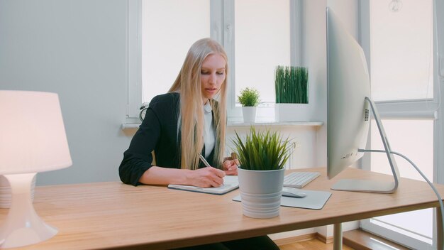 Portret van een jonge vrouw die op kantoor werkt