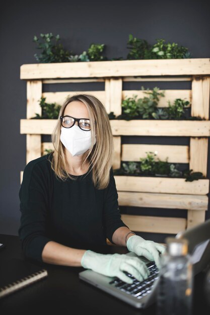 Foto portret van een jonge vrouw die op tafel zit