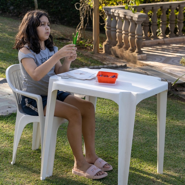 Portret van een jonge vrouw die op tafel zit