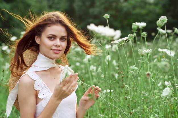 Foto portret van een jonge vrouw die te midden van planten staat