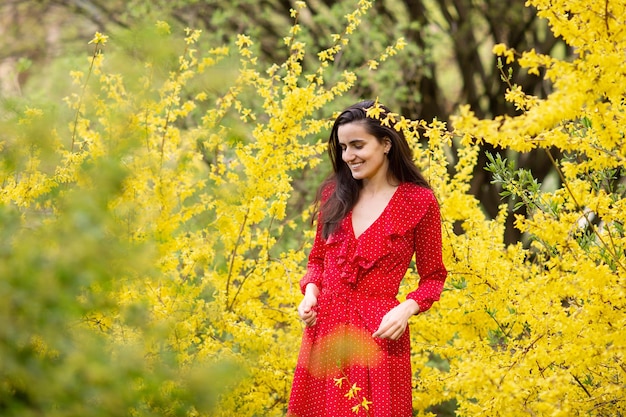 Portret van een jonge vrouw die te midden van planten staat