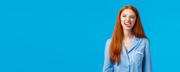 Foto portret van een jonge vrouw die tegen de blauwe hemel staat