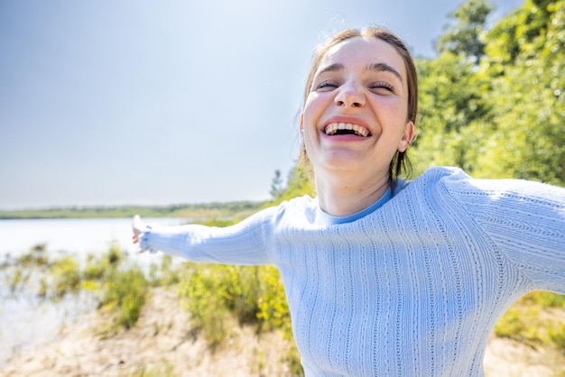 Foto portret van een jonge vrouw die tegen de lucht staat