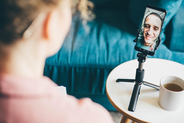 Portret van een jonge vrouw die tegen de lucht staat