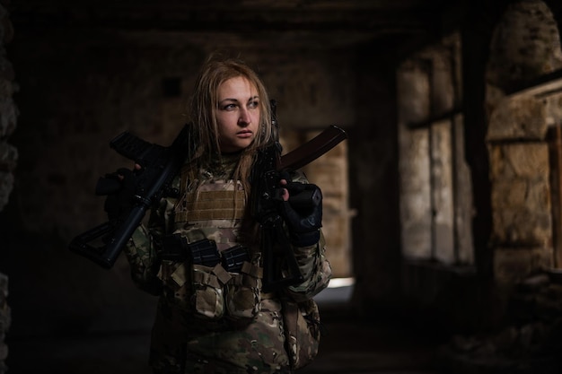 Portret van een jonge vrouw die tegen de muur staat