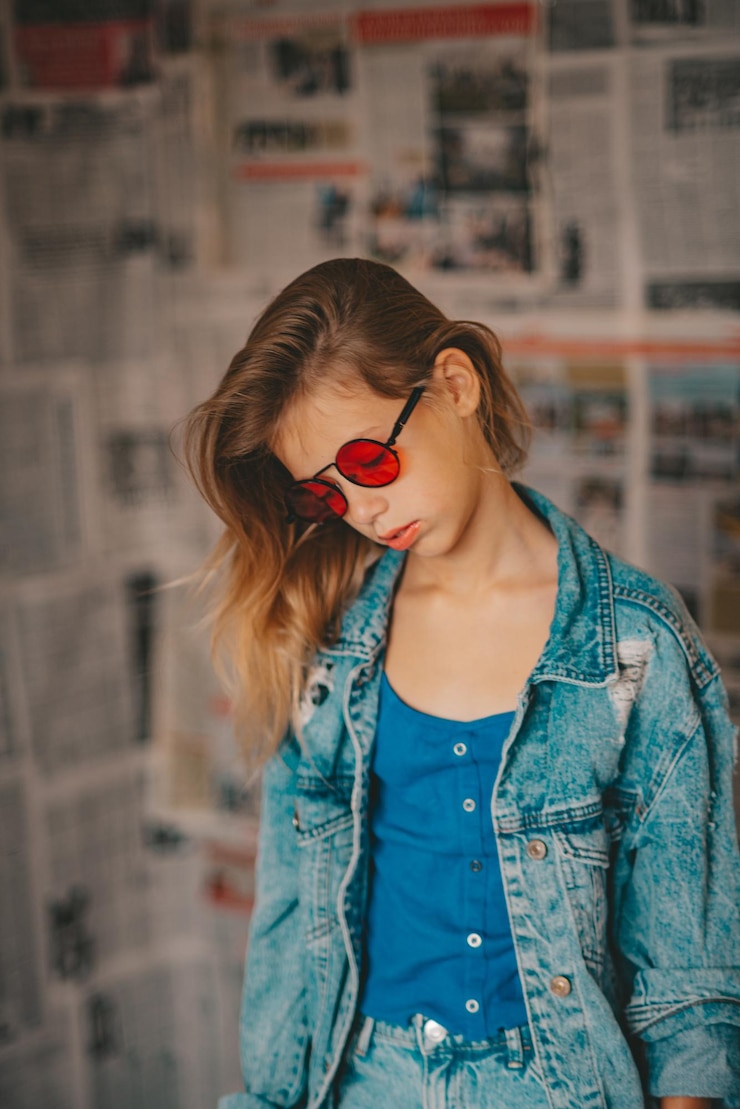 Foto portret van een jonge vrouw die tegen de muur staat