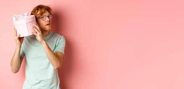 Portret van een jonge vrouw die tegen de muur staat