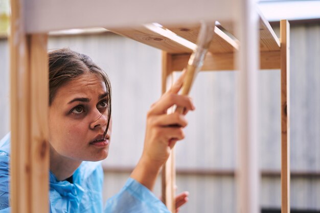 Foto portret van een jonge vrouw die tegen de muur staat