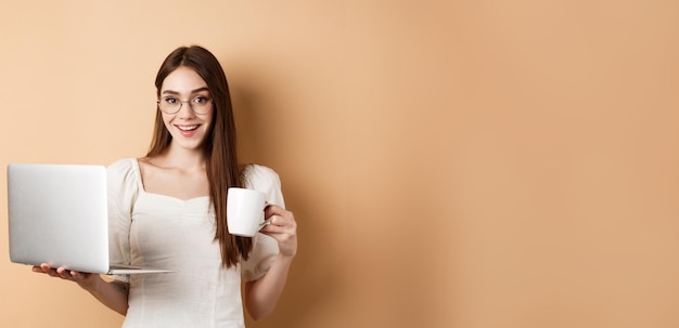 Foto portret van een jonge vrouw die tegen de muur staat