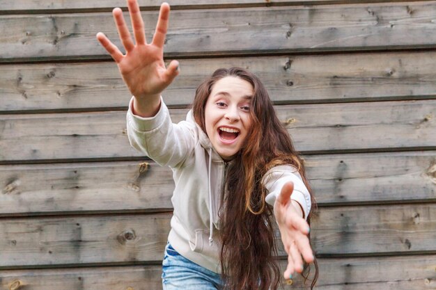 Foto portret van een jonge vrouw die tegen de muur staat