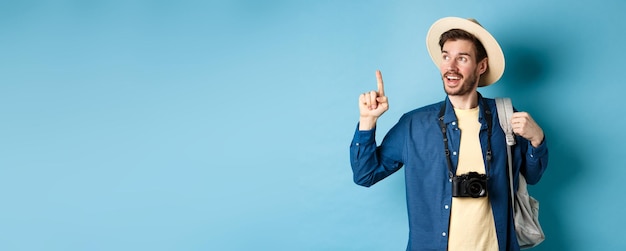 Foto portret van een jonge vrouw die tegen een blauwe achtergrond staat