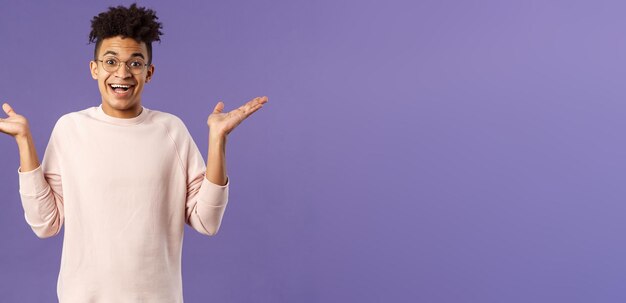 Foto portret van een jonge vrouw die tegen een blauwe achtergrond staat