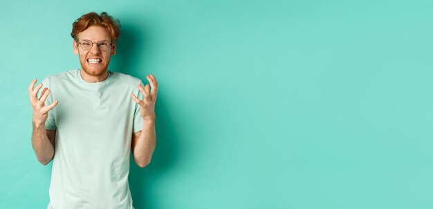 Foto portret van een jonge vrouw die tegen een blauwe achtergrond staat