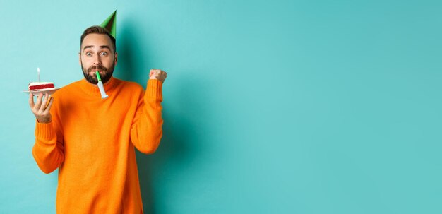 Foto portret van een jonge vrouw die tegen een blauwe achtergrond staat