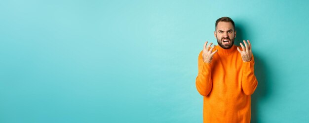 Foto portret van een jonge vrouw die tegen een blauwe achtergrond staat