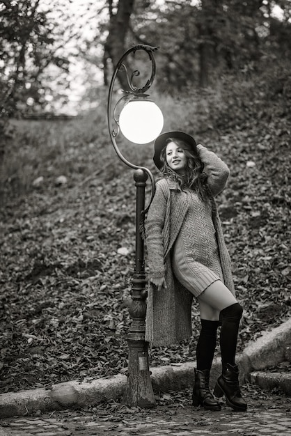 Foto portret van een jonge vrouw die tegen een boom staat