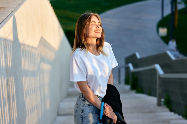 Portret van een jonge vrouw die tegen een gebouw staat