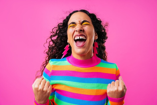 Portret van een jonge vrouw die tegen een gele achtergrond staat