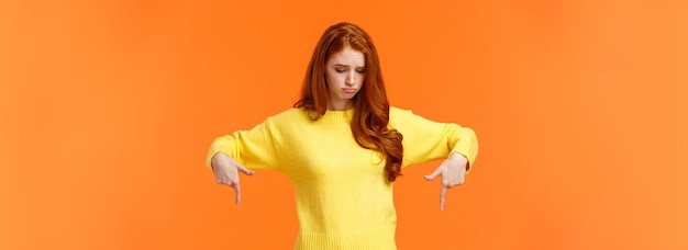 Foto portret van een jonge vrouw die tegen een gele achtergrond staat