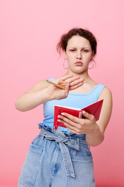 Foto portret van een jonge vrouw die tegen een gele achtergrond staat