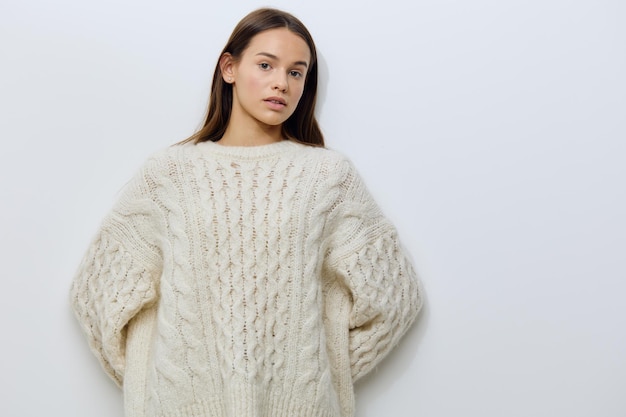 Foto portret van een jonge vrouw die tegen een witte achtergrond staat