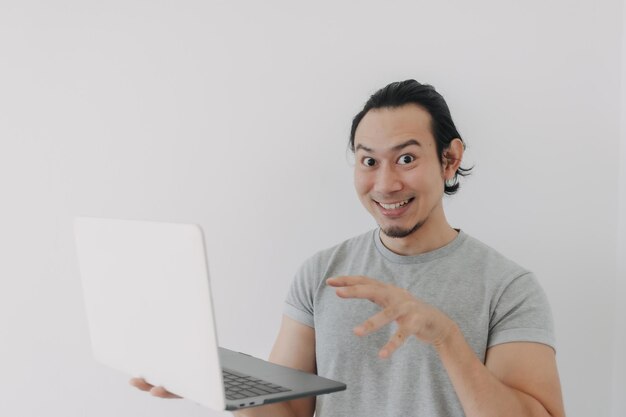Portret van een jonge vrouw die thuis een laptop gebruikt