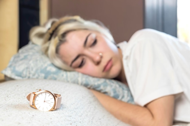 Foto portret van een jonge vrouw die thuis op bed ligt