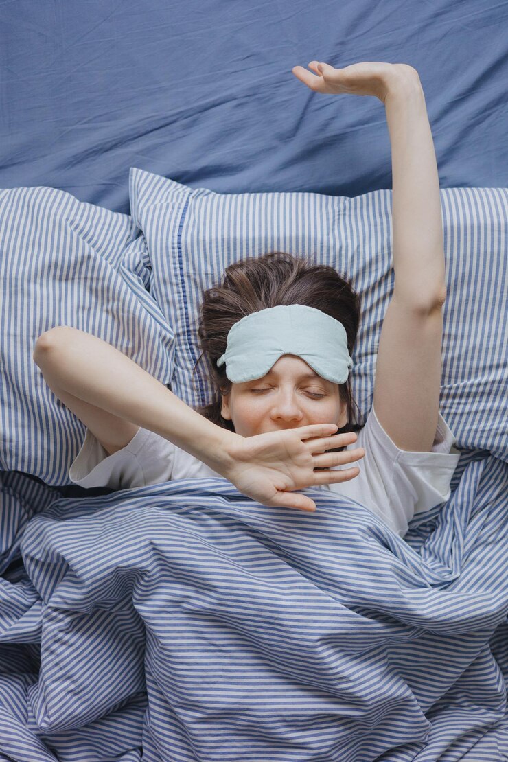 Foto portret van een jonge vrouw die thuis op bed ligt