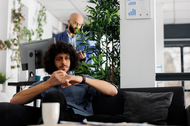 Foto portret van een jonge vrouw die thuis op de bank zit