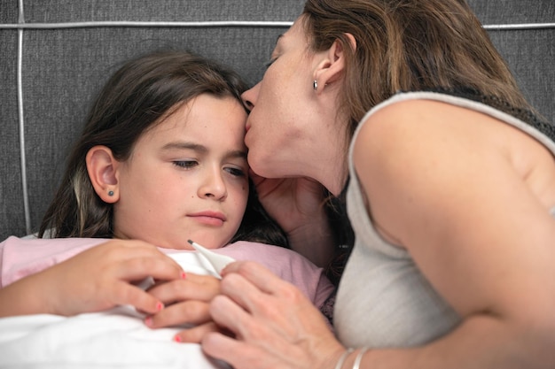Portret van een jonge vrouw die thuis op het bed slaapt