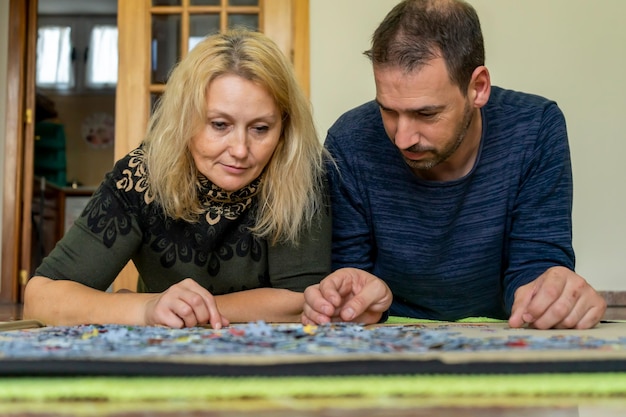 Foto portret van een jonge vrouw die thuis op tafel zit