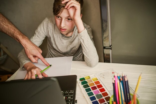 Foto portret van een jonge vrouw die thuis werkt