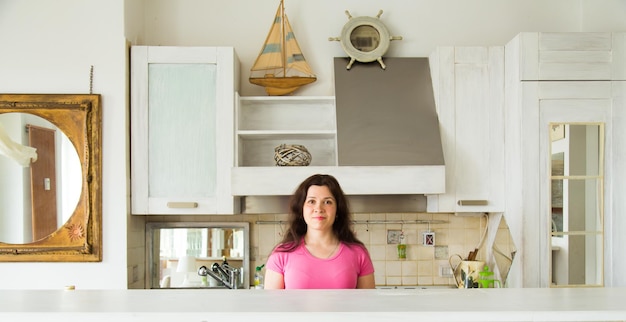 Foto portret van een jonge vrouw die thuis zit