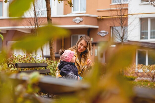 Foto portret van een jonge vrouw die voor een verlaten huis zit