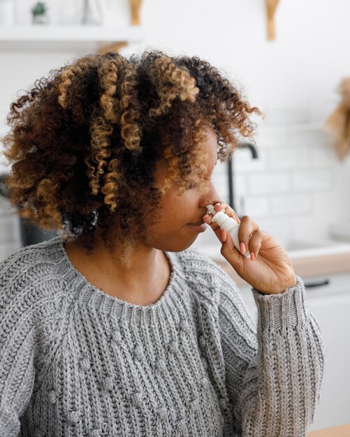 Foto portret van een jonge vrouw die water drinkt