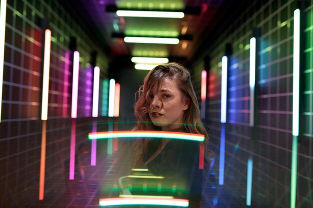 Foto portret van een jonge vrouw die wegkijkt in de bibliotheek