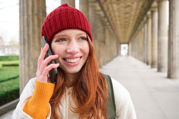 Foto portret van een jonge vrouw die wegkijkt