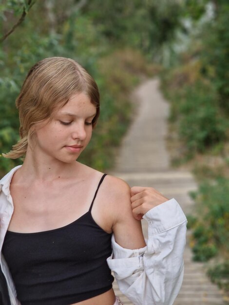 Foto portret van een jonge vrouw die wegkijkt