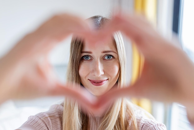 Foto portret van een jonge vrouw die wegkijkt