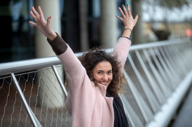 Foto portret van een jonge vrouw die wegkijkt