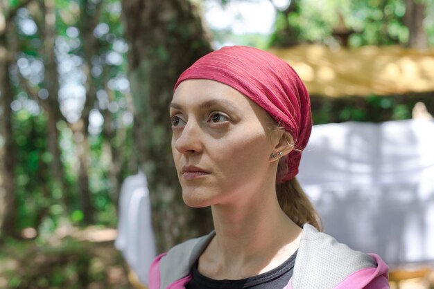 Foto portret van een jonge vrouw die wegkijkt