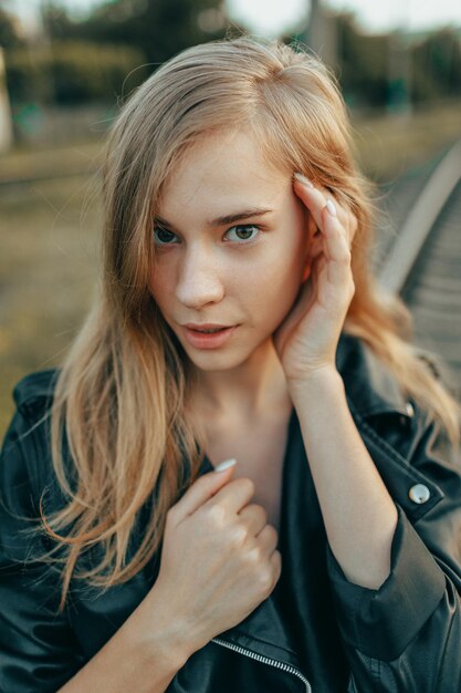 Portret van een jonge vrouw die wegkijkt