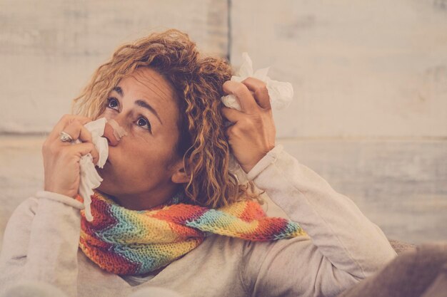 Foto portret van een jonge vrouw die wegkijkt